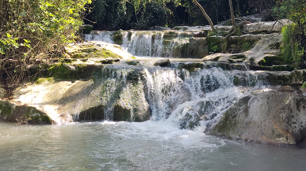 מפלים גולשים אל בריכת נחל השופט