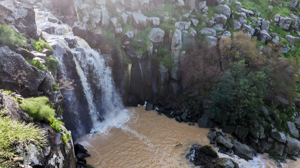 מפל נחל מיצר עליון בזרימת שיטפון - דרום רמת הגולן