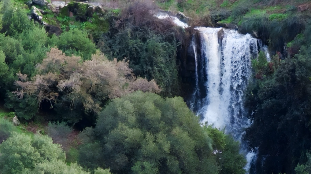 מפל נחל פרע בזרימת שיטפון - אצבע הגליל