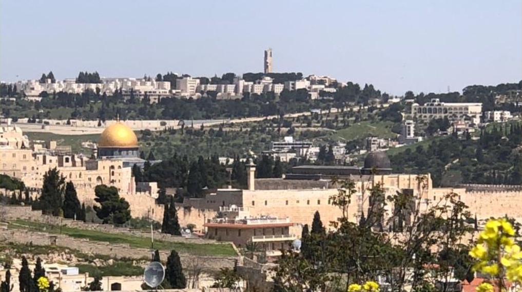 תצפית מחצר המנזר היווני באבו תור - משקיפים צפונה על הר הבית ורכס הר הזיתים