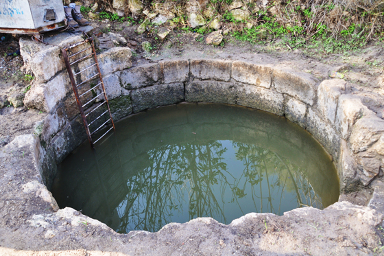 באר ירמות מלאה במים לפני שנסתמה