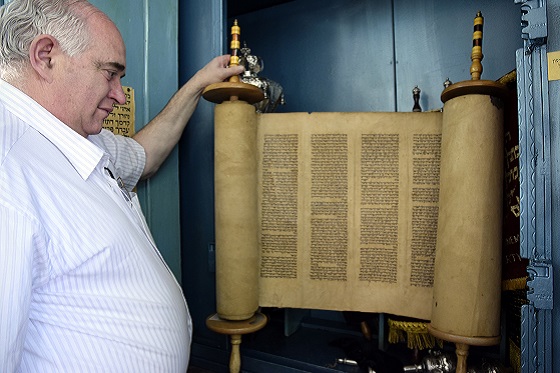 ספר תורה בבית הכנסת אחדות ישראל, נחלאות ירושלים, לזכרם של חללי מחתרות ישראל