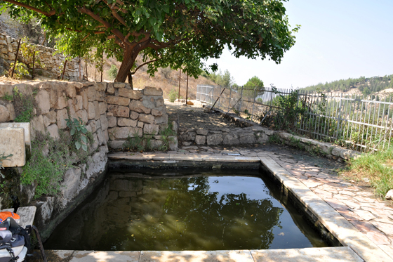 עין סג׳מא, עין יצחק בגוש עציון