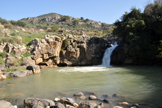 המפל העליון בנחל סער בזרימה אל הבריכה שתחתיו - צפון רמת הגולן, גבול חרמון