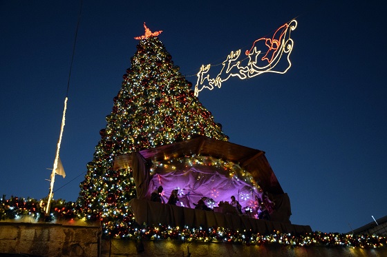 עץ חג המולד מואר ברחוב השער החדש בירושלים
