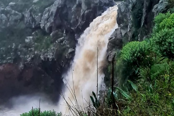 מפל האיריסים בזרימת שיטפון - מרכז רמת הגולן