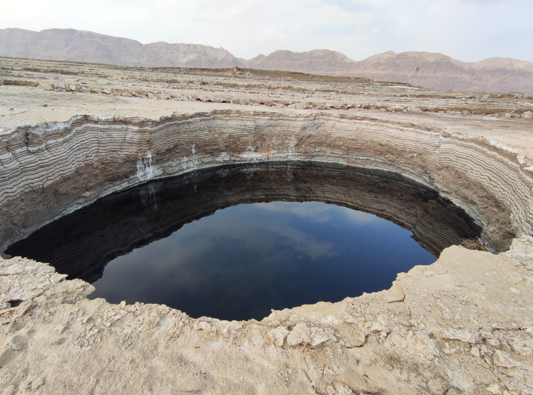 בולען יפהפה בטיול עוגות ים המלח