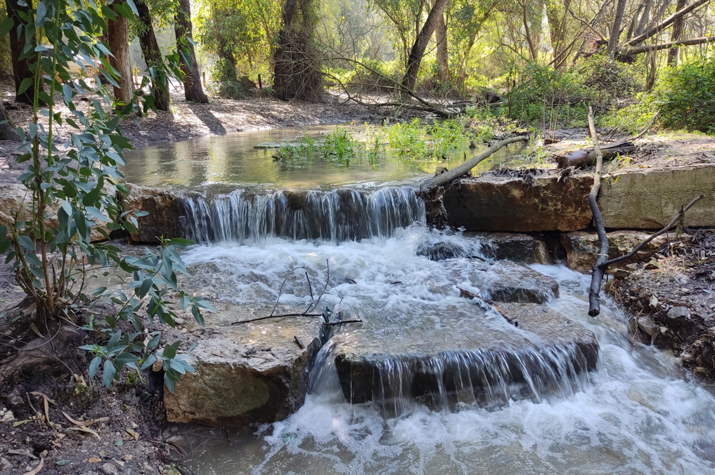 זרימת מים בין הסלעים בנחל גחר
