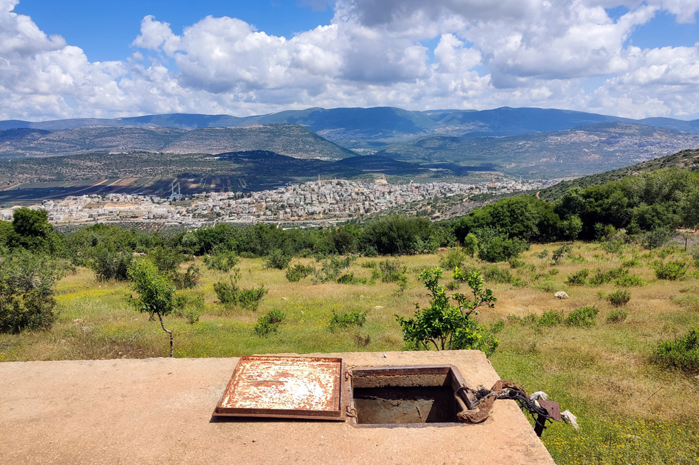 פתח בור המים והנוף שנשקף ממנו
