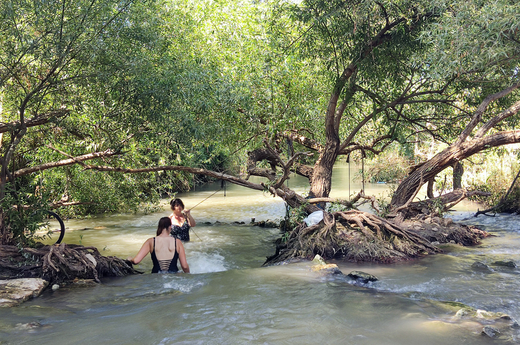 רוחצים בין המפלונים של בית לאה