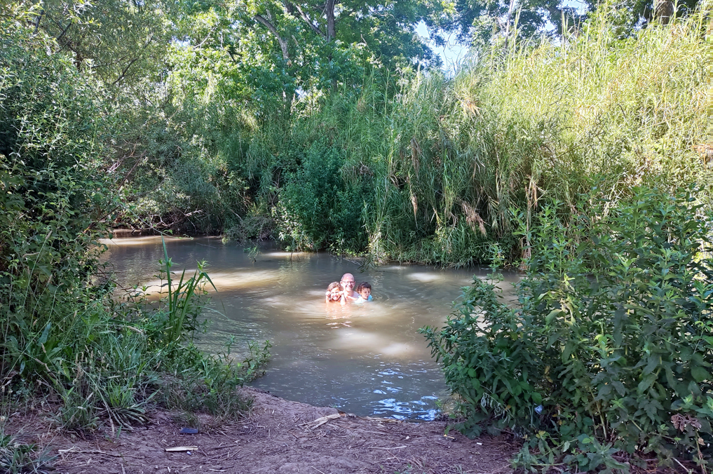 רוחצים בנחל הירקון בחניון הפקאן