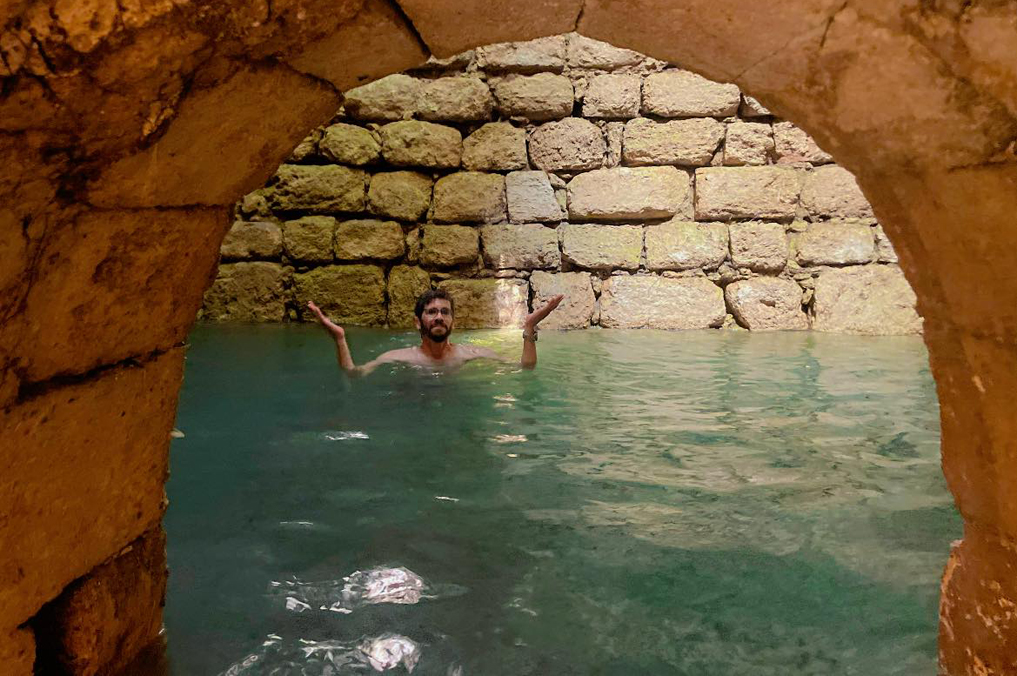 רוחצים במעיין סג'רה