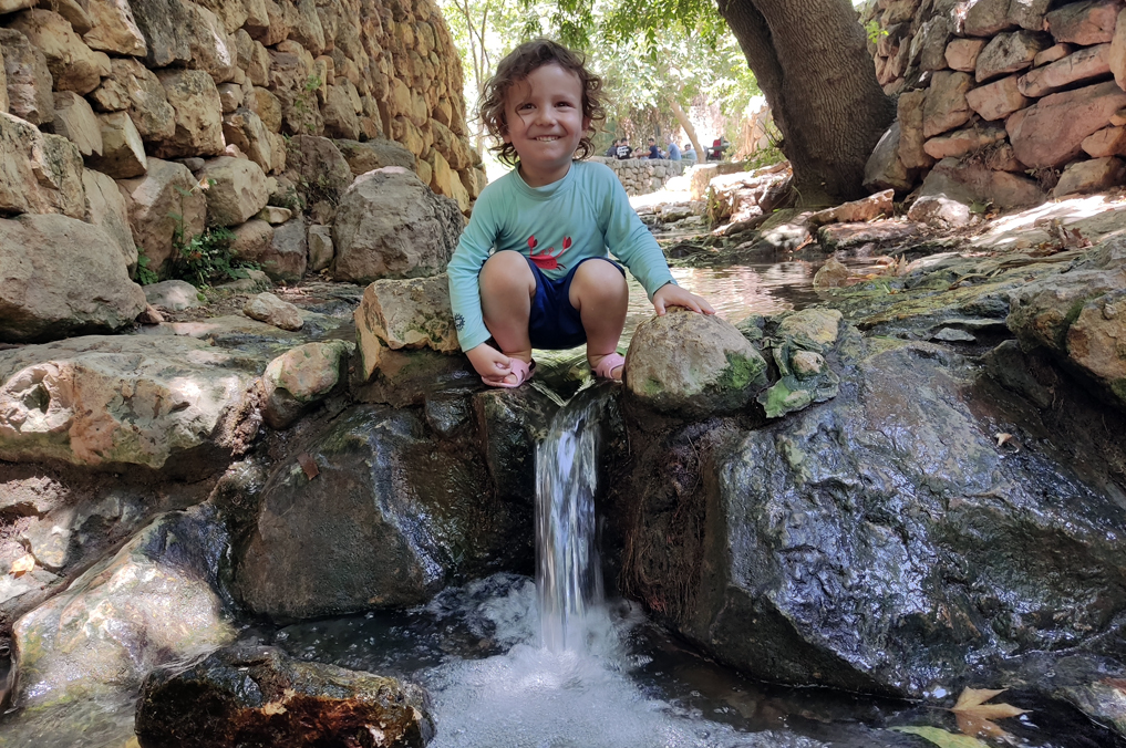 מבלים בתוך המים בגן הלאומי עין חמד