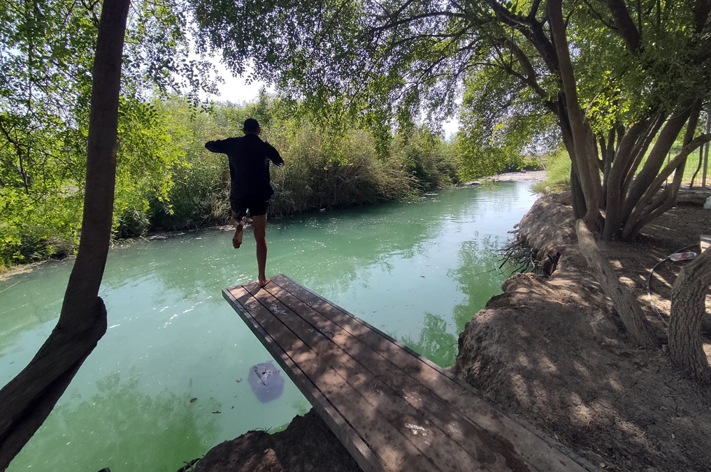 קופצים למים בעין ירמוך