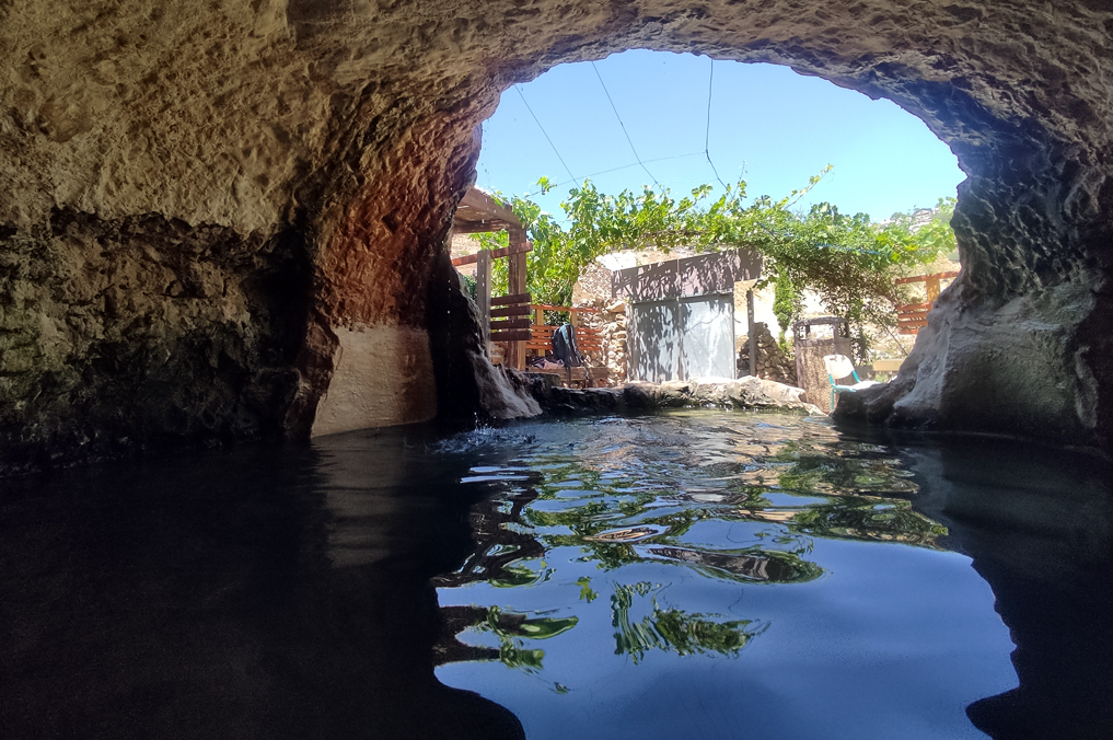 המעיין עין חנה, חצוב בתוך מערה בסלע