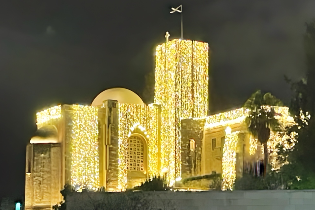 הכנסיה הסקוטית מוארת באורות חג